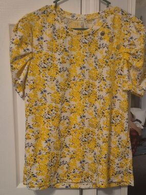 Women's Yellow Floral Short-Sleeve Ribbed Tee with Shoulder Buttons